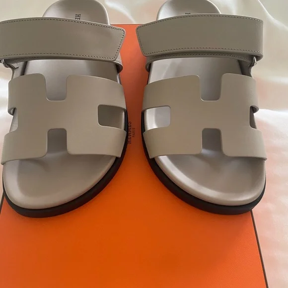 BRAND NEW BEIGE CHYPRE HERMES SANDAL. - Picture 2 of 4